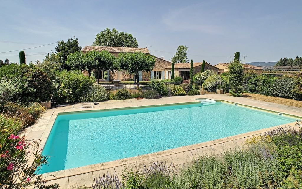 isle-sur-sorgue-swimming-pool