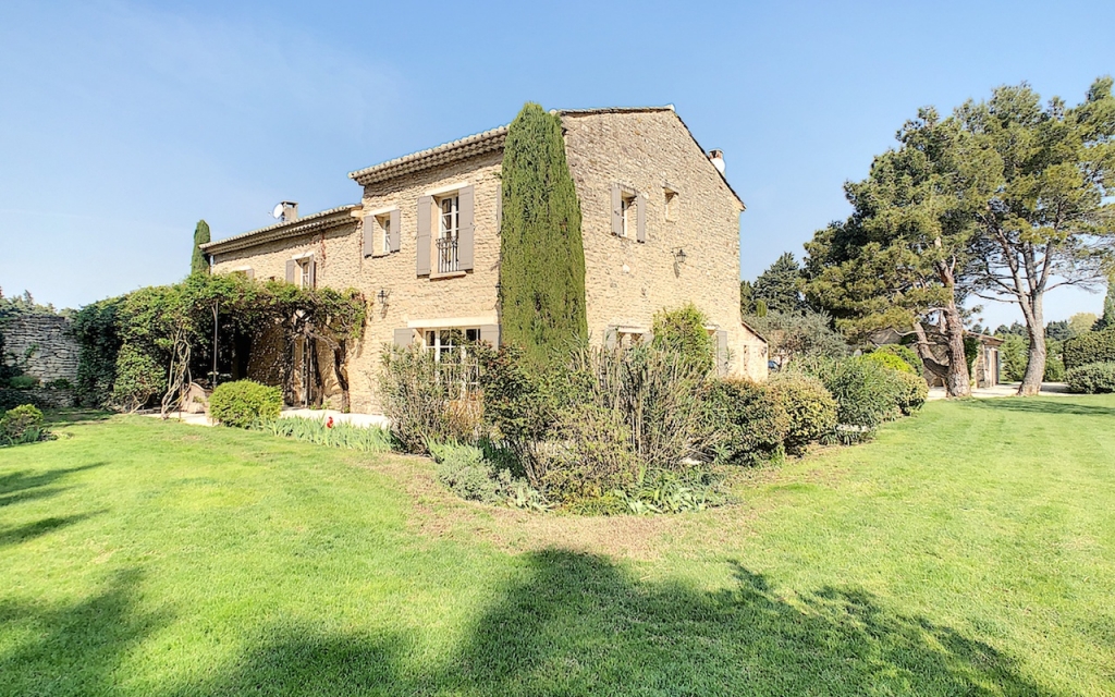 restored farm house Isle sur la Sorgue